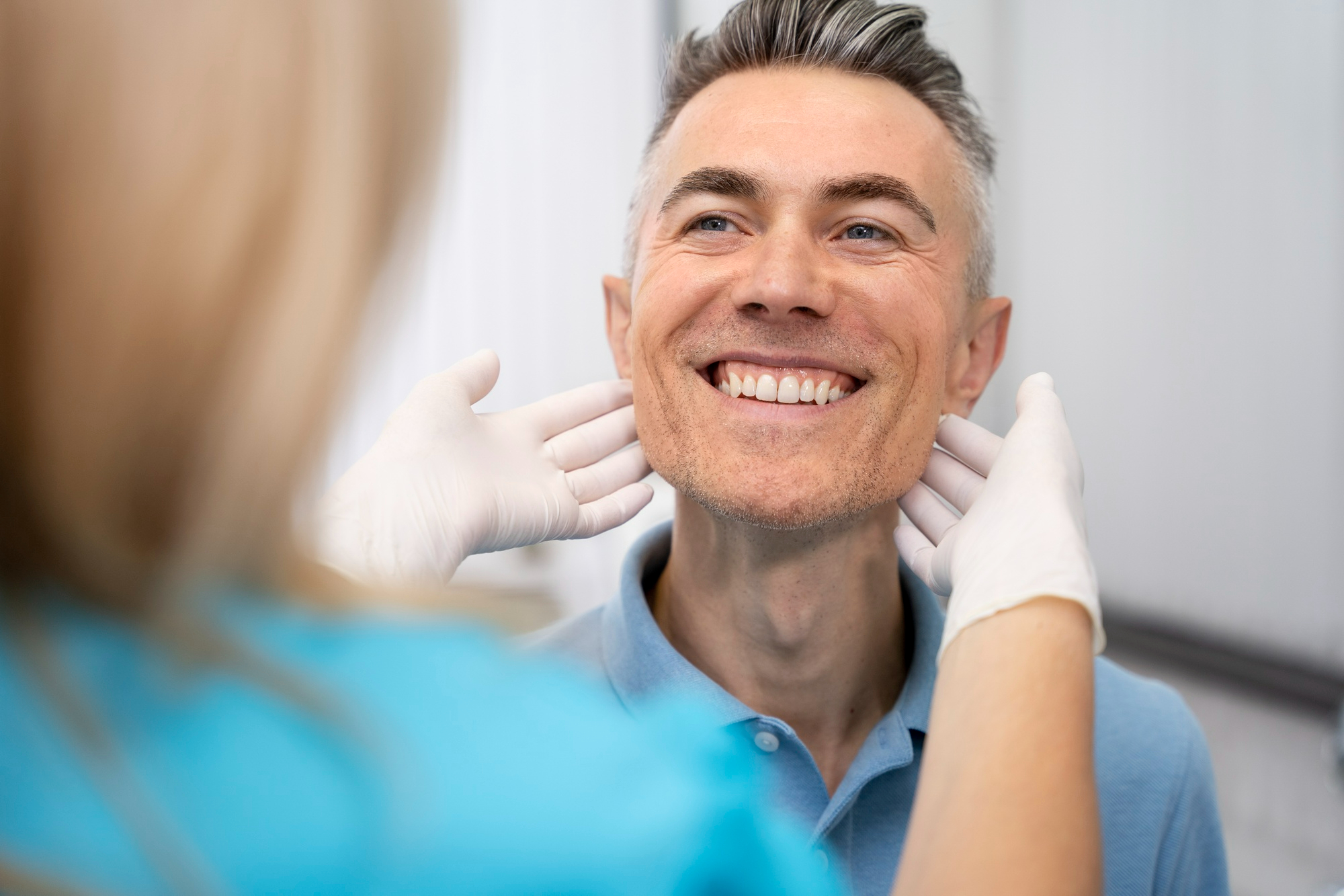 close-up-medico-verificando-homem